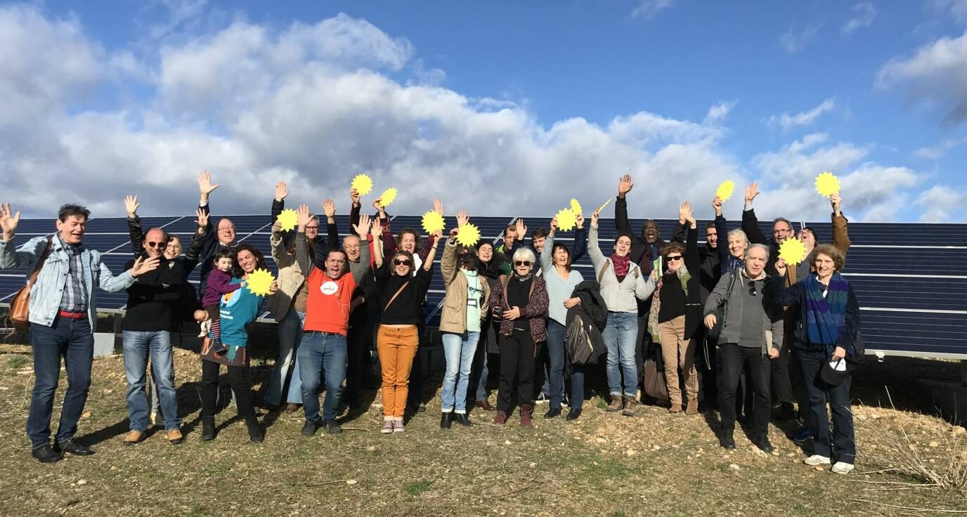La centrale solaire participative de Ventabren représente le premier grand parc photovoltaïque financé sans implication d’un opérateur privé dans son développement. Les citoyens et la commune maitrisent à 100 % sa gouvernance. Photo : Energie Partagée Sud PACA