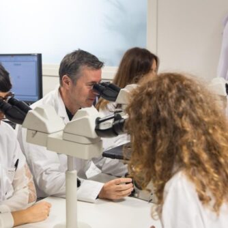 Dans les laboratoires de RespirERA, le Pr Paul Hofman et ses équipes étudient le lien entre pollution-réchauffement climatique et maladies pulmonaires. Photo : RespirEra