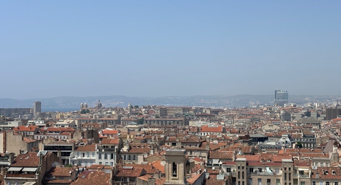 Ciel laiteux marseillais, résultat des fumées canadiennes, depuis le toit du siège social d'AtmoSud. Photo AtmoSud