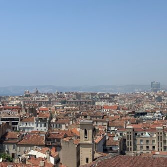 Ciel laiteux marseillais, résultat des fumées canadiennes, depuis le toit du siège social d'AtmoSud. Photo AtmoSud