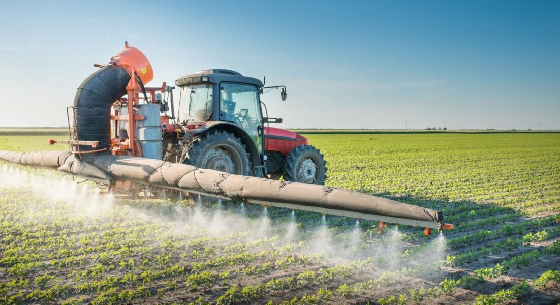 Pour André Cicolella, président du Réseau Environnement France, la pollution due aux pesticides relève d'une seule pollution. Photo : Canva
