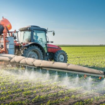Pour André Cicolella, président du Réseau Environnement France, la pollution due aux pesticides relève d'une seule pollution. Photo : Canva