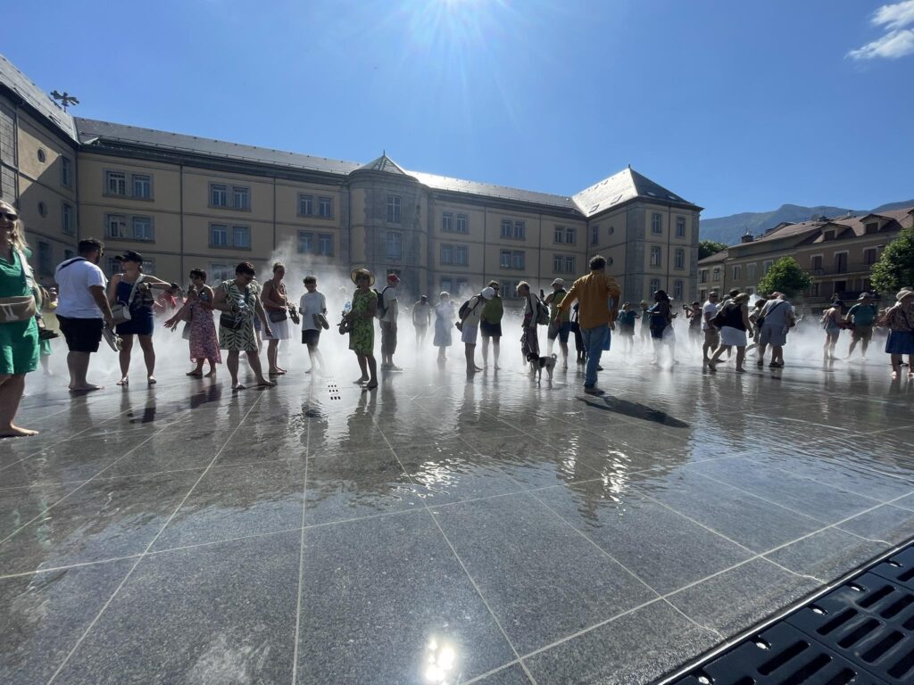 Le miroir d'eau installé sur l’esplanade Desmichels est très prisé par la population lors des épisodes de fortes chaleurs. Photo : Ville de Gap.