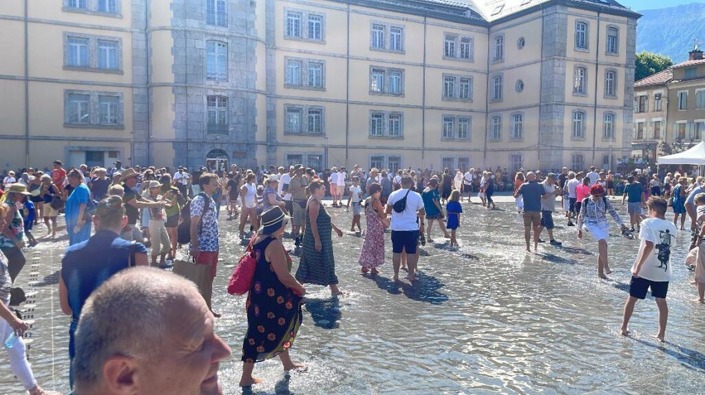 A Gap, un miroir d'eau a pris place sur l’esplanade Desmichels pour permettre aux habitants de se protéger de l'impact des îlots de chaleur urbains. Photo : Ville de Gap