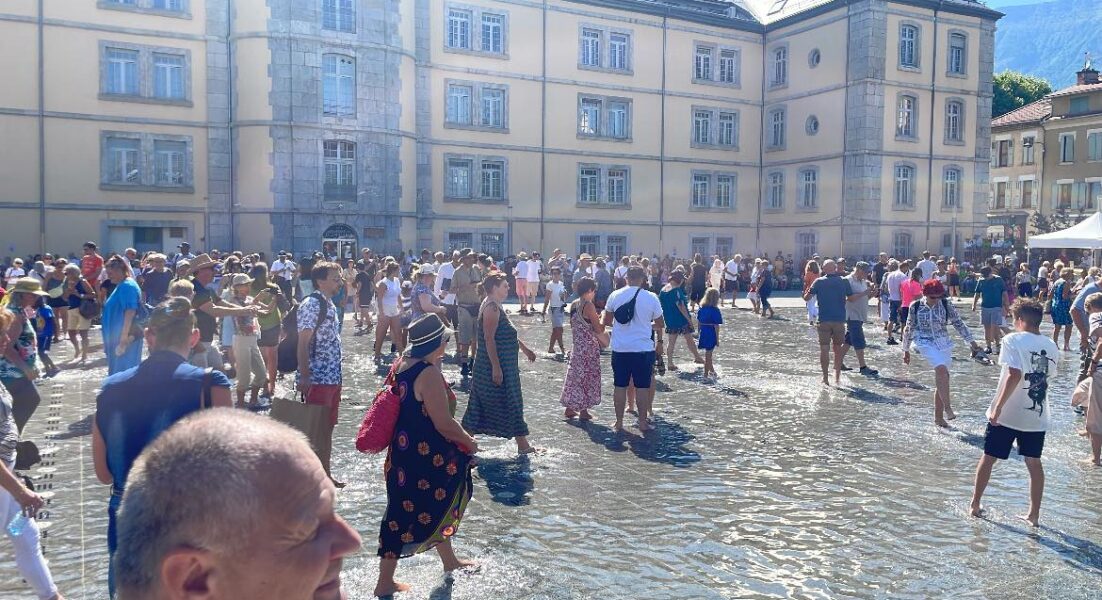 A Gap, un miroir d'eau a pris place sur l’esplanade Desmichels pour permettre aux habitants de se protéger de l'impact des îlots de chaleur urbains. Photo : Ville de Gap