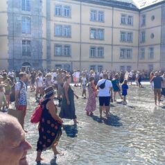 A Gap, un miroir d'eau a pris place sur l’esplanade Desmichels pour permettre aux habitants de se protéger de l'impact des îlots de chaleur urbains. Photo : Ville de Gap