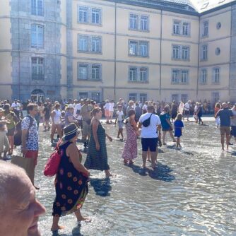 A Gap, un miroir d'eau a pris place sur l’esplanade Desmichels pour permettre aux habitants de se protéger de l'impact des îlots de chaleur urbains. Photo : Ville de Gap