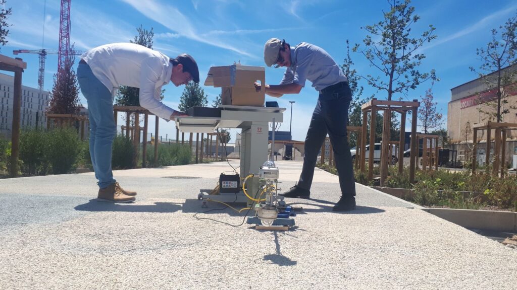 Mesure de l'albedo dans le jardin d'expérimentation de l'espace public des Fabriques à Marseille pour évaluer son impact dans l'abaissement de la température urbaine. Photo : Efficacity