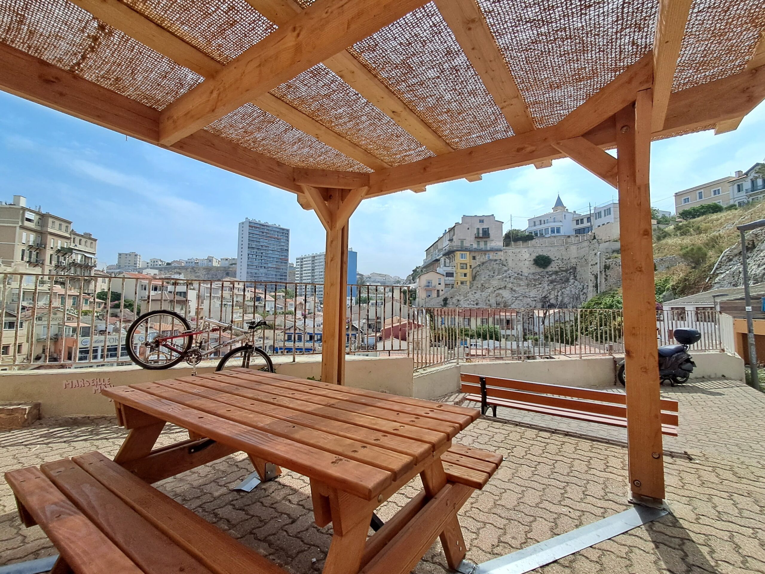 A Marseille, pour lutter contre les îlots de chaleur urbain et rafraîchir la population, des pergolas ont été installées dans différents endroits dans le cadre du projet européen "Cool Noons". Photo : Office de tourisme de Marseille.