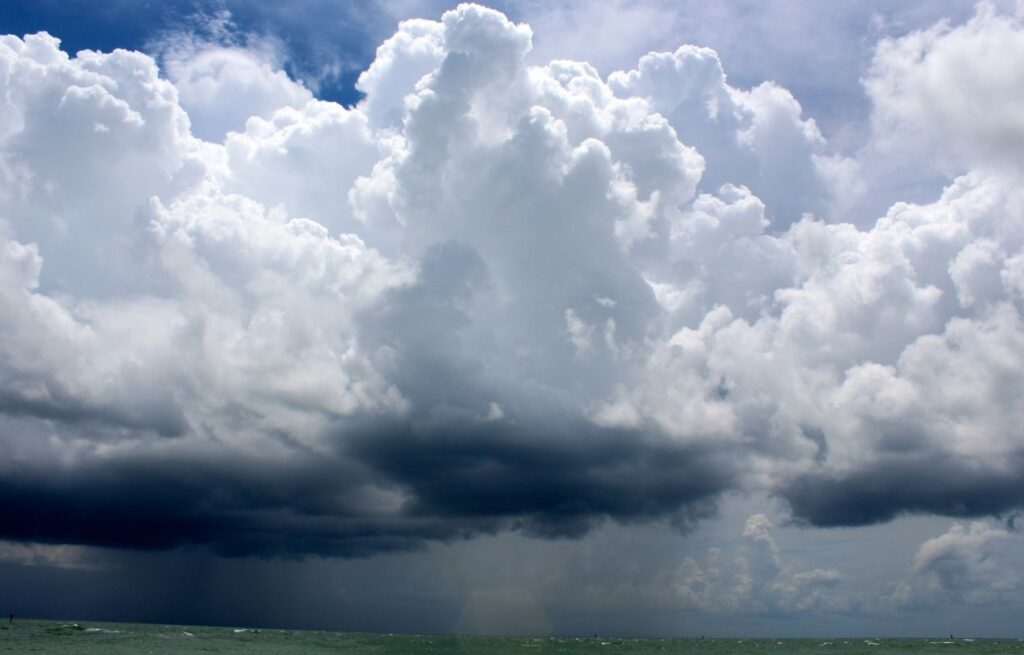 Parmi les pesticides retrouvés dans les nuages français, une part provient de traitements chimiques locaux précise Henri Wortham. Photo : Canva