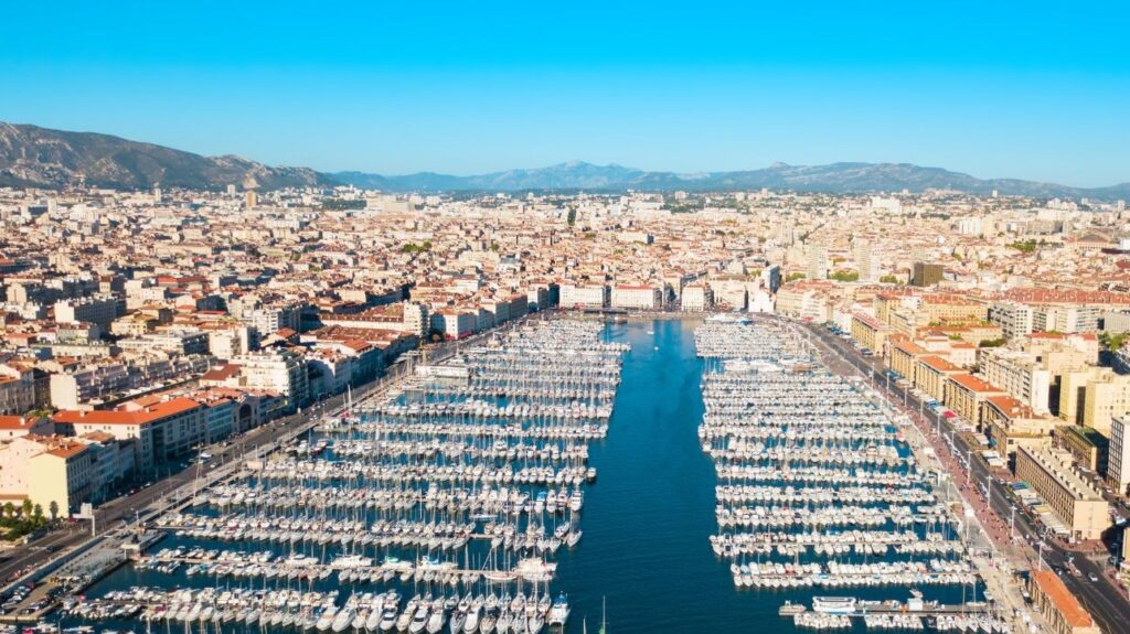 780 Marseillais.e.s meurent de façon prématurée chaque année à cause de la pollution de l'air. Photo: Canva
