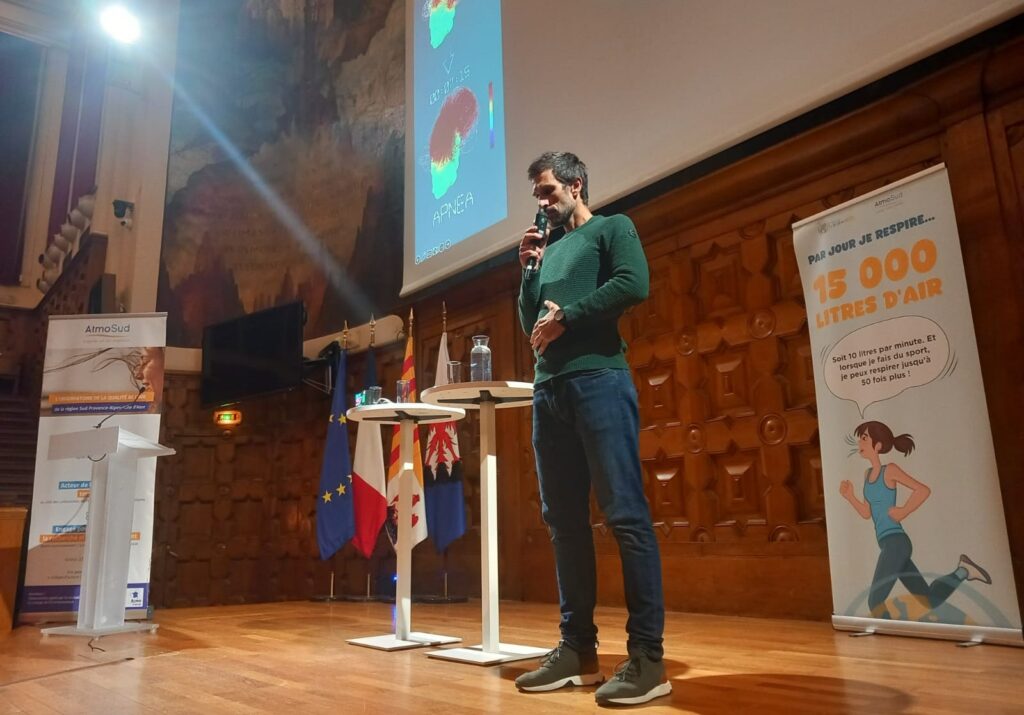 Guillaume Néry a emmené son auditoire niçois dans une pratique à l’unisson de la respiration maîtrisée. Un rituel qu'il adopte avant chaque immersion dans les profondeurs. Photo : FJ