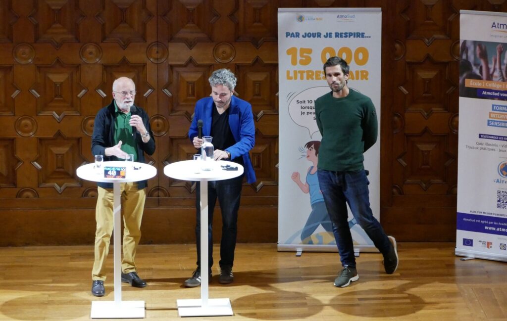 L'apnéiste Guillaume Néry entouré de Pierre-Charles Maria, président d'AtmoSud (à gauche) et de Julien Dezécot du média Sans Transition ! (au centre). Photo : F.J.