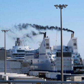 Grâce à une charte d'engagement, les acteurs maritimes et portuaires fournissent de nouvelles données à AtmoSud qui peut mesurer les émissions polluantes du secteur maritime de façon plus précise. Photo : AtmoSud