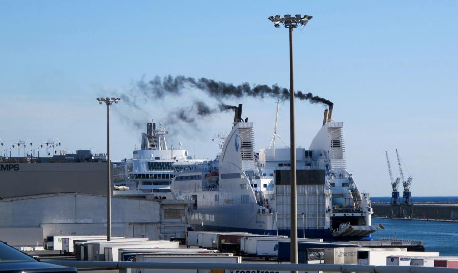 Grâce à une charte d'engagement, les acteurs maritimes et portuaires fournissent de nouvelles données à AtmoSud qui peut mesurer les émissions polluantes du secteur maritime de façon plus précise. Photo : AtmoSud
