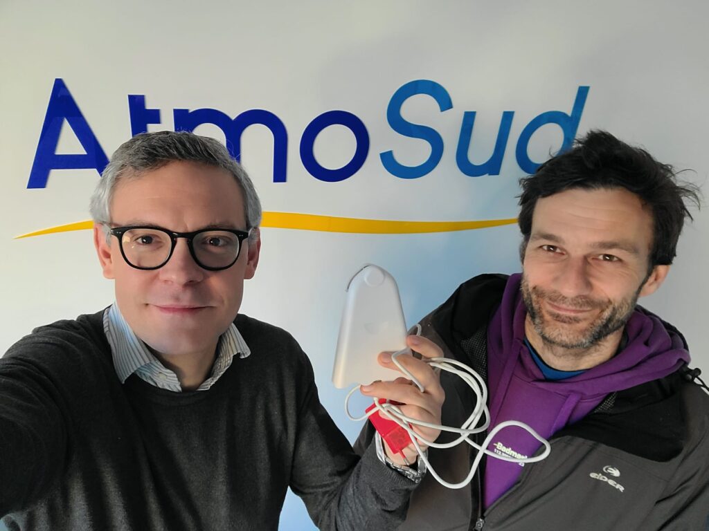 Mathieu Isnard, ingénieur d'études chez AtmoSud, et Matthieu Belbèze, début février. Ce dernier est venu restituer le capteur de la qualité de l'air que lui a laissé AtmoSud durant un an pour suivre l'évolution des polluants dans son appartement. Photo&nbsp;: M.I.