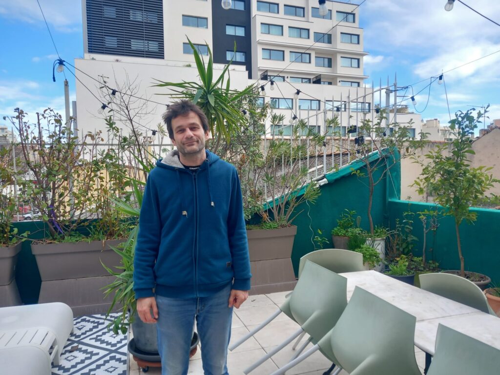 Matthieu Belbèze sur la terrasse de son appartement. Derrière, à droite, le toit de la carrosserie-garage. En dessous, un espace de la carrosserie, sans système de ventilation. Photo&nbsp;: FJ