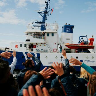 Emblème de la pollution plastique en mer, le Plastic Odyssey a refait escale à Marseille avant de se lancer dans une traversée des solutions en France. Photo : PO