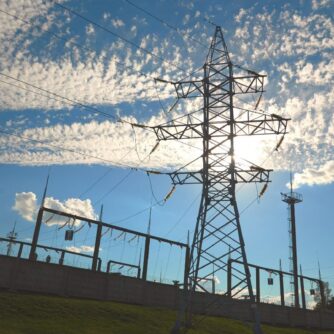 Avec l'accélération de la production électrique renouvelable, la stabilité du système électrique français s'est complexifiée. Photo : Canva