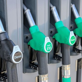 Pour Cédric Ringenbach, le fondateur de la Fresque du Climat, cette nouvelle envolée des prix des carburants à la pompe est une occasion de réfléchir à comment sortir de notre dépendance aux énergies fossiles. Photo : Pexels