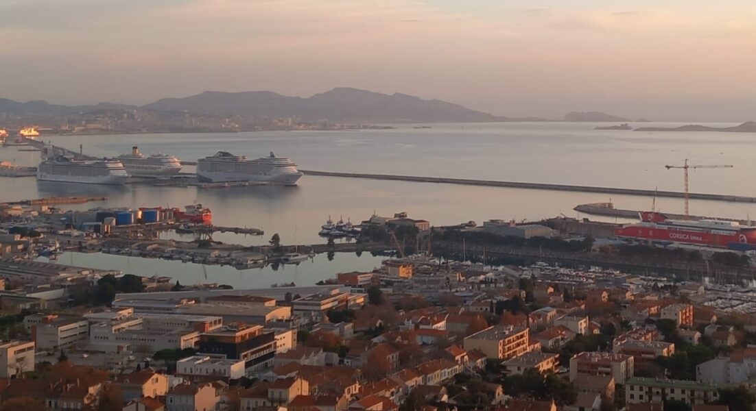 La technologie CENAQ-Escale zéro fumées fait l'effet d'une bouffée d'oxygène pour les riverains du terminal croisières du GPMM qui subissent et dénoncent l’incidence des panaches de fumée sur leur santé. Photo : FJ