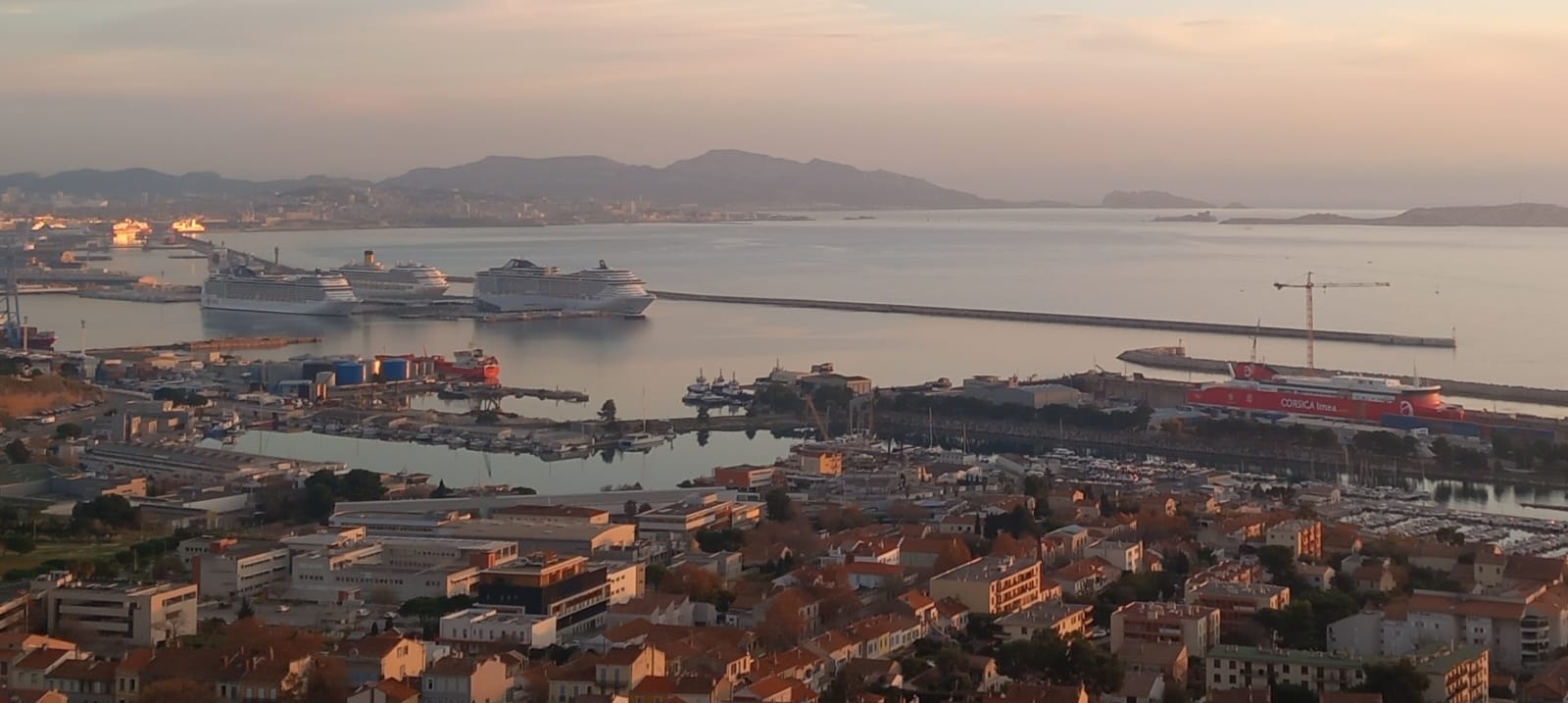 La technologie CENAQ-Escale zéro fumées fait l'effet d'une bouffée d'oxygène pour les riverains du terminal croisières du GPMM qui subissent et dénoncent l’incidence des panaches de fumée sur leur santé. Photo : FJ