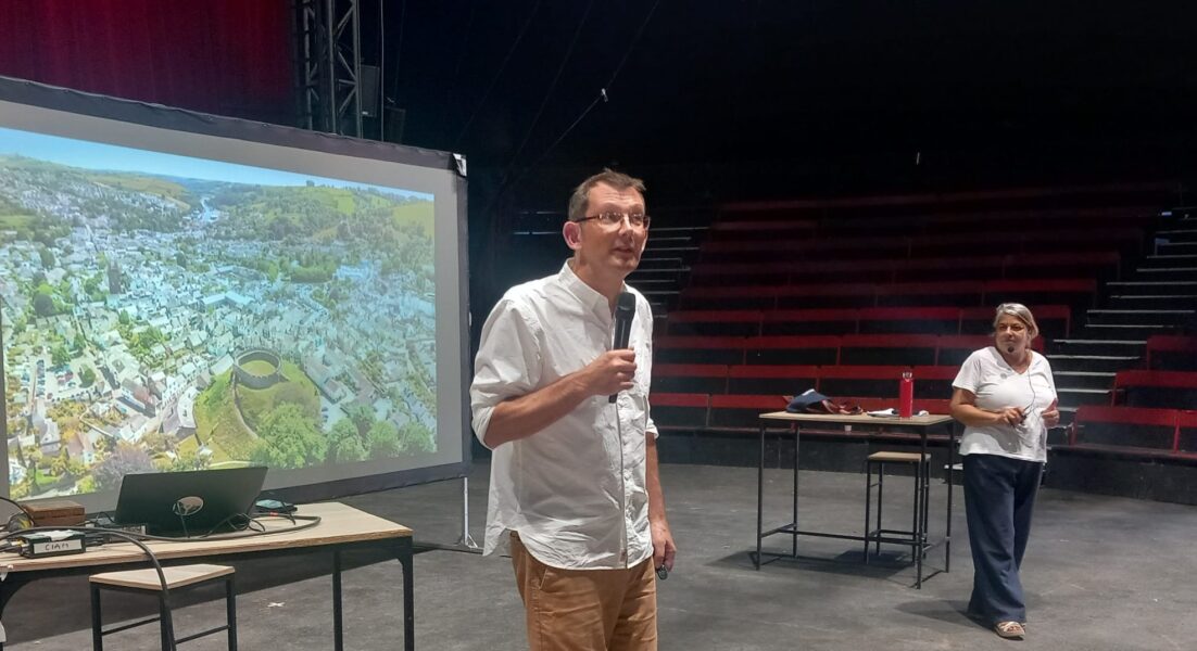 Le fondateur du mouvement international des "Villes en Transition" était à Aix pour parler des possibles d'un futur désirable où la qualité de l'air occupe une place centrale. Photo: FJ