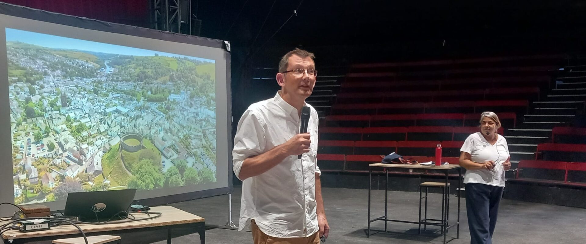 Le fondateur du mouvement international des "Villes en Transition" était à Aix pour parler des possibles d'un futur désirable où la qualité de l'air occupe une place centrale. Photo: FJ