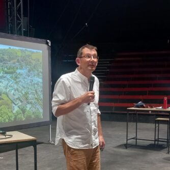 Le fondateur du mouvement international des "Villes en Transition" était à Aix pour parler des possibles d'un futur désirable où la qualité de l'air occupe une place centrale. Photo: FJ