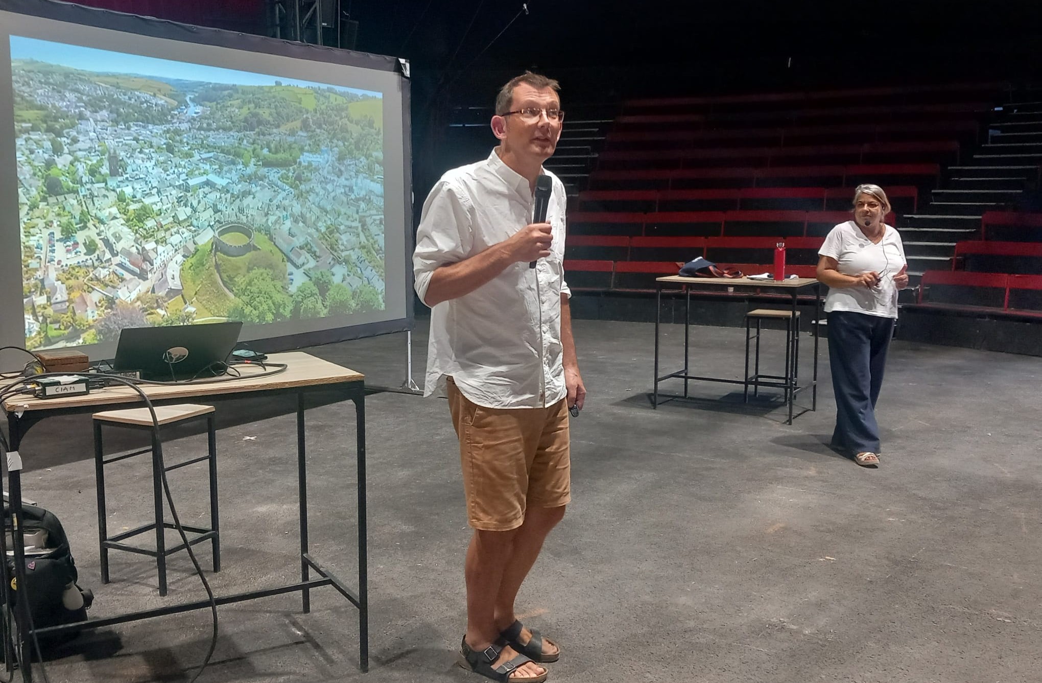 Le fondateur du mouvement international des "Villes en Transition" était à Aix pour parler des possibles d'un futur désirable où la qualité de l'air occupe une place centrale. Photo: FJ