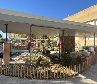 L'école Jacques Prévert de la ville de Lambesc est la première école de la métropole Aix-Marseille a avoir entrepris des travaux de désimperméabilisation et de renaturation. Photo : AMP