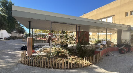 L'école Jacques Prévert de la ville de Lambesc est la première école de la métropole Aix-Marseille a avoir entrepris des travaux de désimperméabilisation et de renaturation. Photo : AMP
