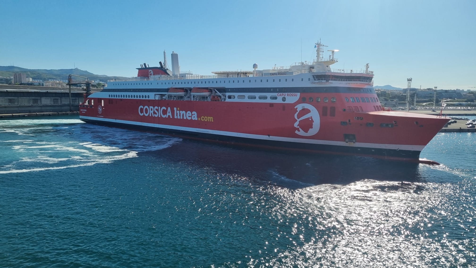 Opérationnel depuis juin 2026, le Capu Rossu, second navire alimenté pour partie au GNL de l’armateur corse, renforce son engagement pour la décarbonation. Photo CORSICA linea