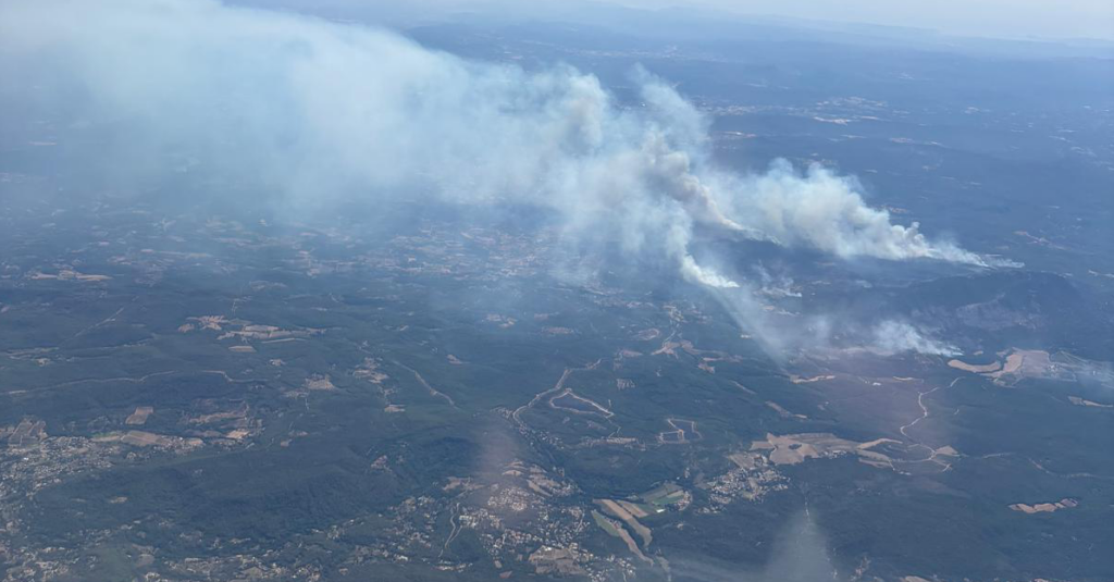 Photo aérienne prise le 23 juillet du feu de forêt qui sévit à Pontevès dans le Var depuis le 19 juillet 2026. Photo&nbsp;: P.-C. M.