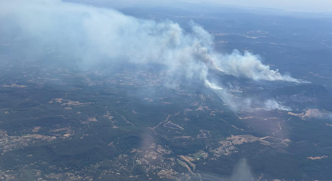 Photo aérienne prise le 23 juillet du feu de forêt qui sévit à Pontevès dans le Var depuis le 19 juillet 2026. Photo : P.-C. M.