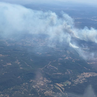 Photo aérienne prise le 23 juillet du feu de forêt qui sévit à Pontevès dans le Var depuis le 19 juillet 2026. Photo : P.-C. M.