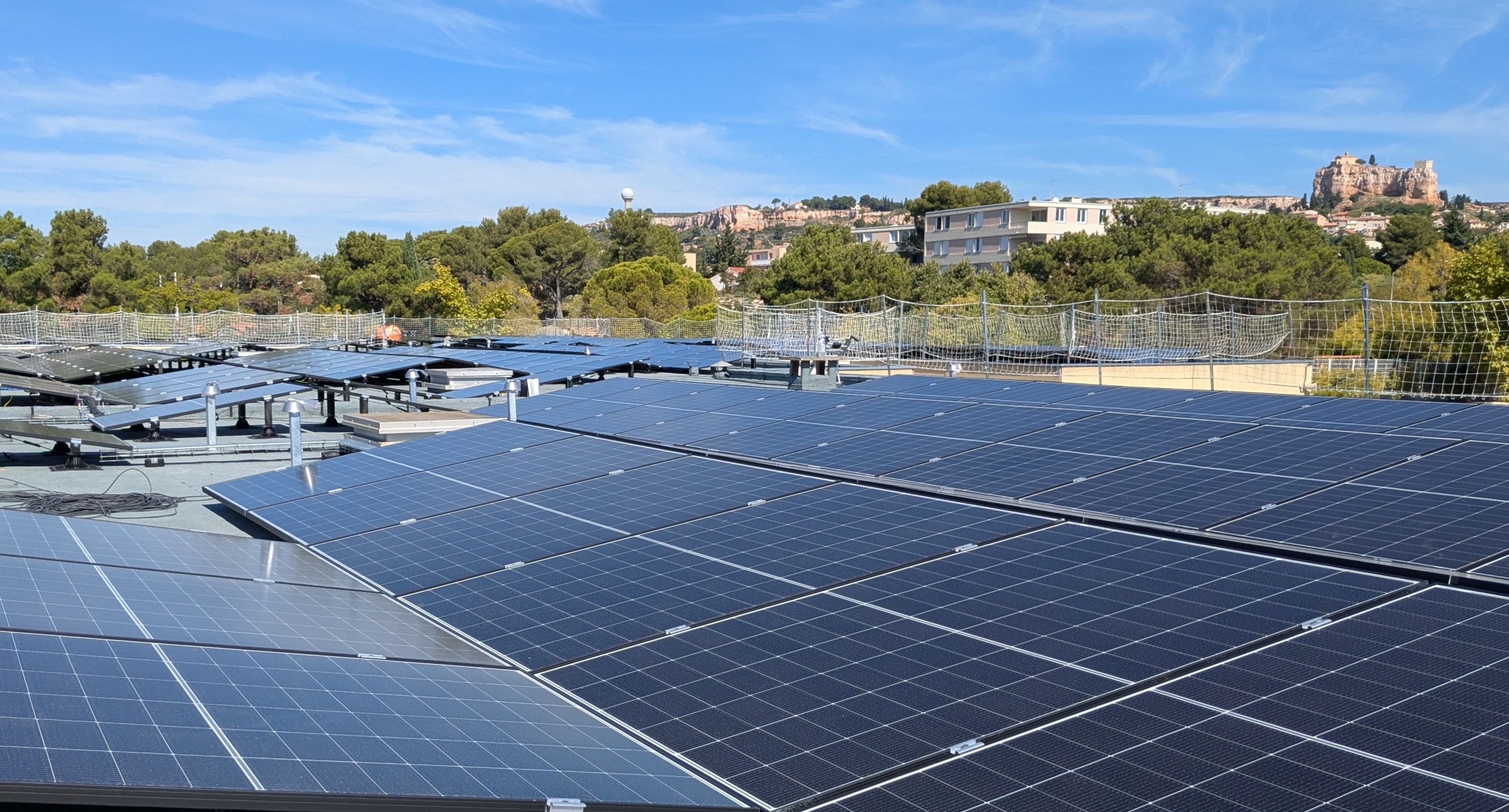 Des panneaux solaires ont été installés sur les toits de cinq groupes scolaires dans le cadre de "Notre énergie Vitrolles". 25 autres sites communaux seront solarisés d’ici l’hiver 2027. Crédits&nbsp;: Notre Energie Vitrolles.