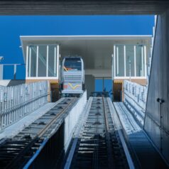 En parcourant 35 mètres de dénivelés en moins de 2 minutes, les deux ascenseurs sont "une révolution pour les usagers du train" selon Loïc Gachon, le maire de Vitrolles. Photo : David Girard_MAMP