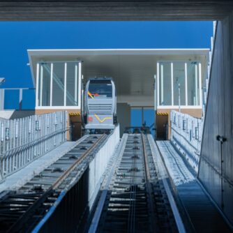 En parcourant 35 mètres de dénivelés en moins de 2 minutes, les deux ascenseurs sont "une révolution pour les usagers du train" selon Loïc Gachon, le maire de Vitrolles. Photo : David Girard_MAMP