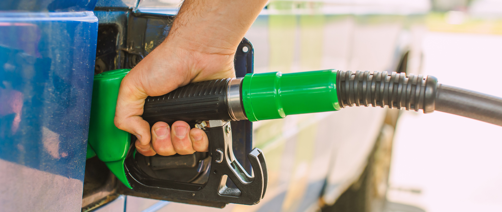 Face à l'inflation à la pompe, la tendance est à une décélération progressive des motorisations fossiles sur les axes routiers français et de la région Sud. Photo : Canva