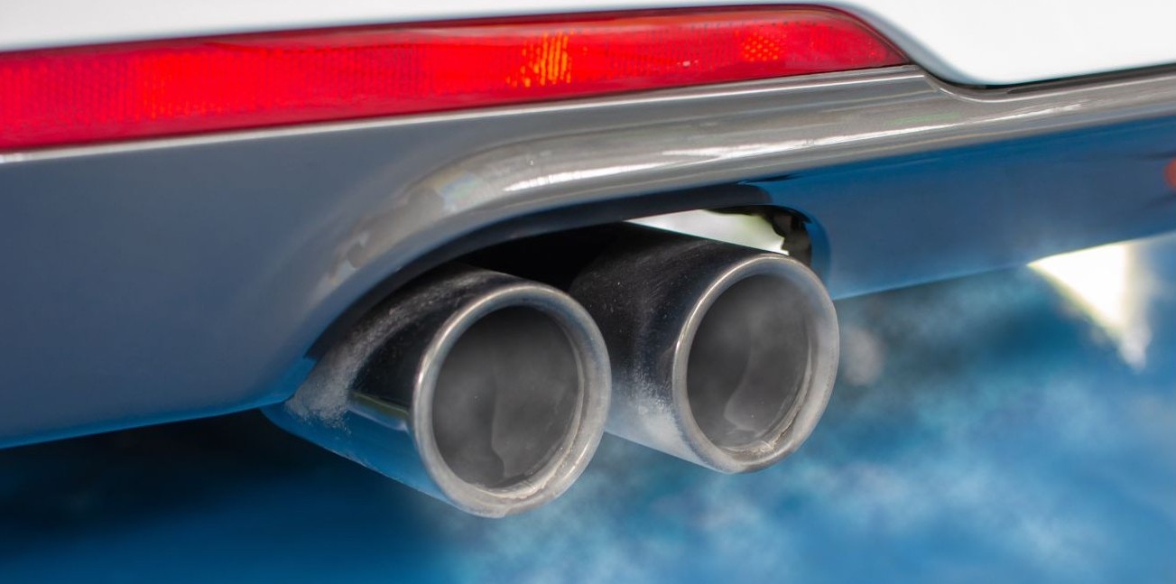 Les baisses de de dioxyde d'azote(NO₂), principal polluant issus du secteur routier, sont réduites de moitié dans l'air par rapport à la baisse du trafic. Photo : Canva