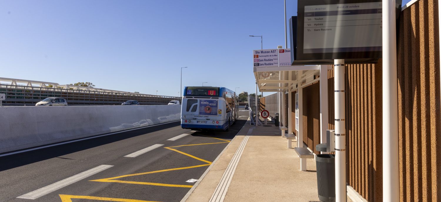 Les arrêts de bus « Sainte-Musse A57 » à Toulon font partie intégrante du futur Pôle d'Echanges Multimodal Sainte-Musse qui vise réduire le trafic routier, délaisser la voiture individuelle et à abaisser le taux d'autosolisme. Photo : Olivier Pastor / TPM.