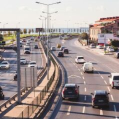 Quand l'inflation historique du prix des carburants se ressent sur la fréquentation des axes routiers, elle se mesure aussi sur la qualité de l’air. Photo : Canva