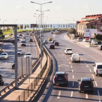 Quand l'inflation historique du prix des carburants se ressent sur la fréquentation des axes routiers, elle se mesure aussi sur la qualité de l’air. Photo : Canva