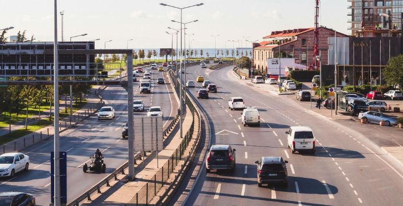 Quand l'inflation historique du prix des carburants se ressent sur la fréquentation des axes routiers, elle se mesure aussi sur la qualité de l’air. Photo : Canva
